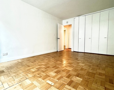 East 49 Street - Photo Thumbnail 7