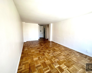 East 49 Street - Photo Thumbnail 3
