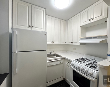 East 58 Street - Photo Thumbnail 5