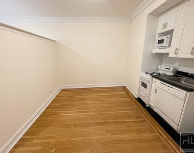 East 51 Street - Photo Thumbnail 2