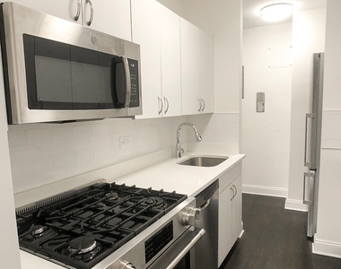 East 57 Street - Photo Thumbnail 2