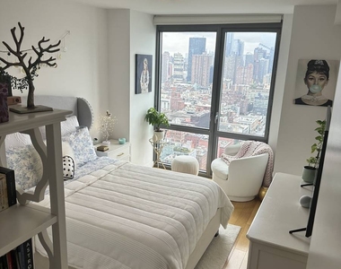 West 57th Street - Photo Thumbnail 5