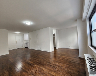 East 89th Street - Photo Thumbnail 2