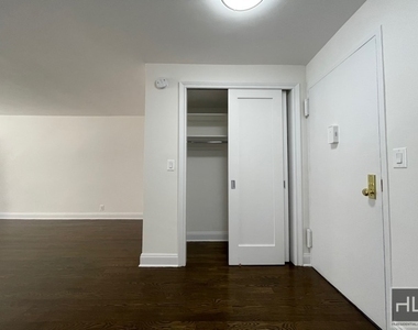 East 56 Street - Photo Thumbnail 3