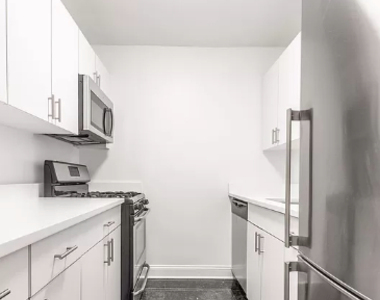 E 16 St - Photo Thumbnail 3