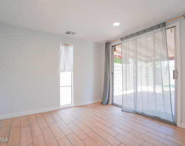 506 W 11th Street - Photo Thumbnail 12