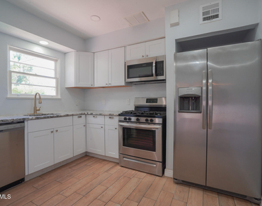 506 W 11th Street - Photo Thumbnail 8