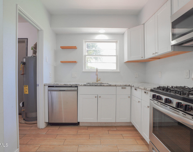 506 W 11th Street - Photo Thumbnail 9