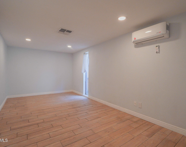 506 W 11th Street - Photo Thumbnail 16