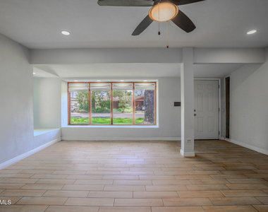 506 W 11th Street - Photo Thumbnail 4
