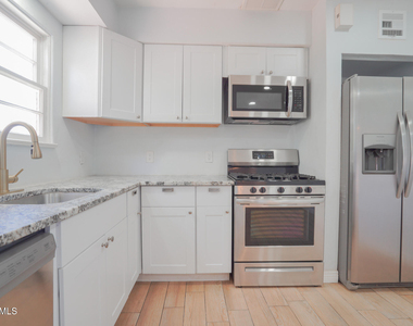 506 W 11th Street - Photo Thumbnail 10