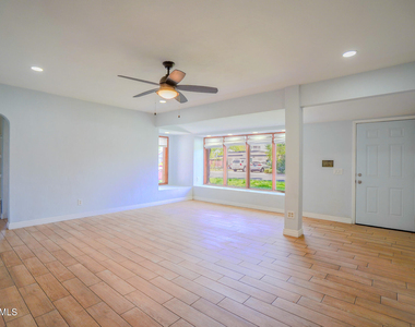 506 W 11th Street - Photo Thumbnail 3