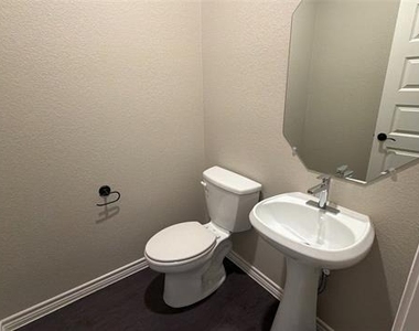 1708 Laurel Lane - Photo Thumbnail 5
