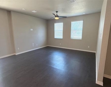 1708 Laurel Lane - Photo Thumbnail 2