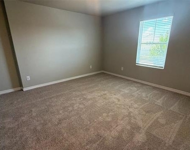 1708 Laurel Lane - Photo Thumbnail 12