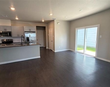 1708 Laurel Lane - Photo Thumbnail 3