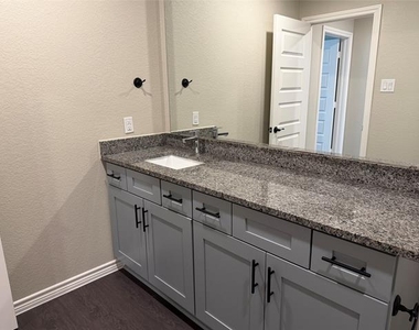 1708 Laurel Lane - Photo Thumbnail 7