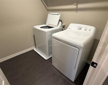 1708 Laurel Lane - Photo Thumbnail 10