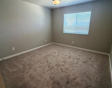 1708 Laurel Lane - Photo Thumbnail 9