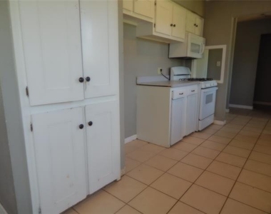 1018 N Powell Parkway - Photo Thumbnail 9