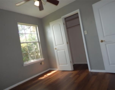 1018 N Powell Parkway - Photo Thumbnail 12