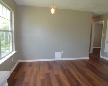 1018 N Powell Parkway - Photo Thumbnail 3