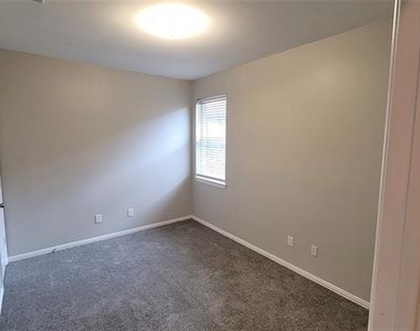 3408 Columbus Street - Photo Thumbnail 21