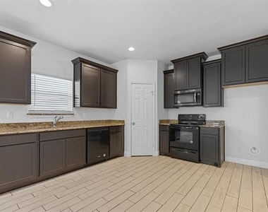 2911 Marshall Street - Photo Thumbnail 4