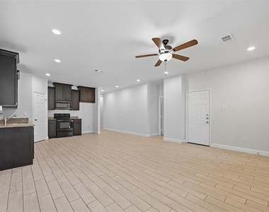 2911 Marshall Street - Photo Thumbnail 3