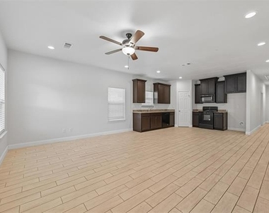 2911 Marshall Street - Photo Thumbnail 2