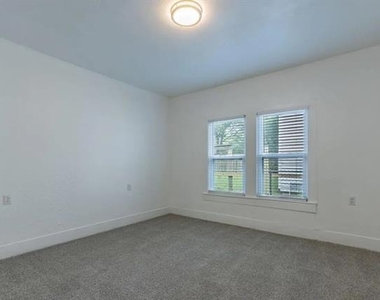 2329 Connor Avenue - Photo Thumbnail 10