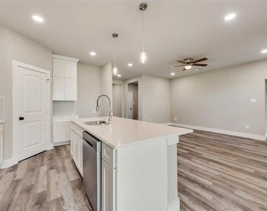 323 Cherry Point Drive - Photo Thumbnail 6