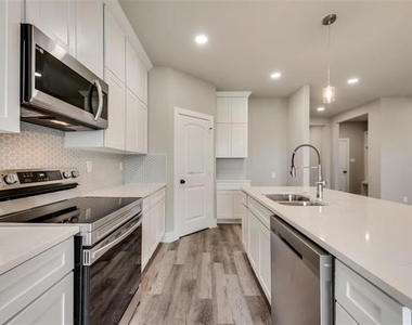 323 Cherry Point Drive - Photo Thumbnail 7