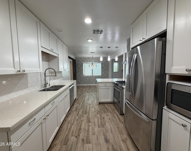 2514 E Fairmount Avenue - Photo Thumbnail 2