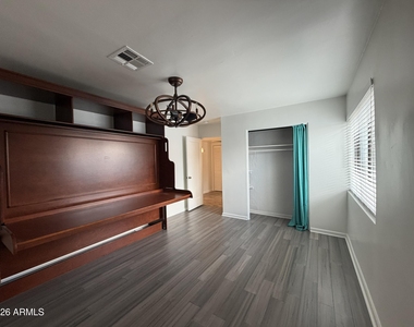 2514 E Fairmount Avenue - Photo Thumbnail 7