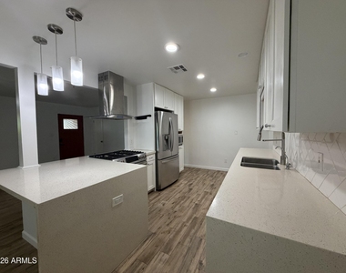 2514 E Fairmount Avenue - Photo Thumbnail 3
