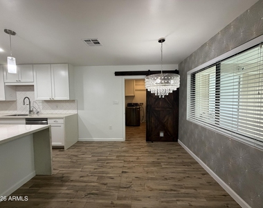 2514 E Fairmount Avenue - Photo Thumbnail 4
