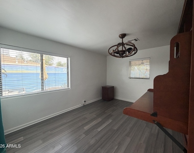 2514 E Fairmount Avenue - Photo Thumbnail 8