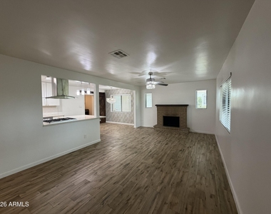 2514 E Fairmount Avenue - Photo Thumbnail 5