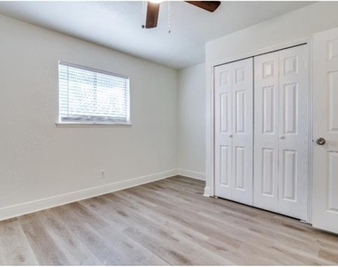 5913 Maple Lane - Photo Thumbnail 7