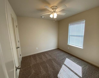 420 E Shepherd Street - Photo Thumbnail 6