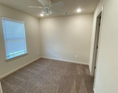 420 E Shepherd Street - Photo Thumbnail 4