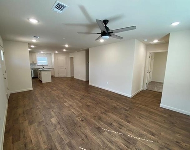 420 E Shepherd Street - Photo Thumbnail 2