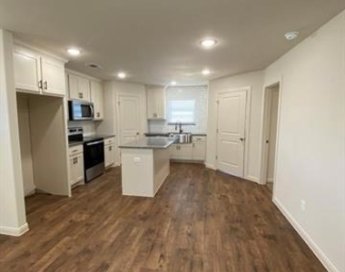 420 E Shepherd Street - Photo Thumbnail 3