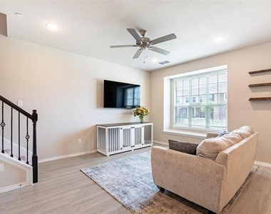 2308 Davenport Drive - Photo Thumbnail 4