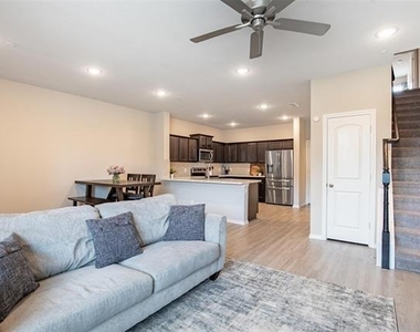 2308 Davenport Drive - Photo Thumbnail 6
