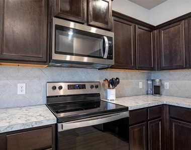 2308 Davenport Drive - Photo Thumbnail 11