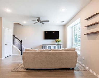 2308 Davenport Drive - Photo Thumbnail 3