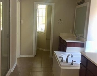 1016 Grey Fox Drive - Photo Thumbnail 13