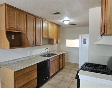 7205 Merry Lane - Photo Thumbnail 3